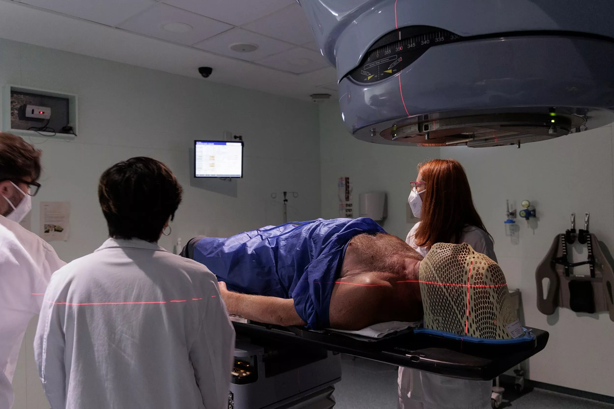 Médicos de Oncología radioterapéutica con un paciente