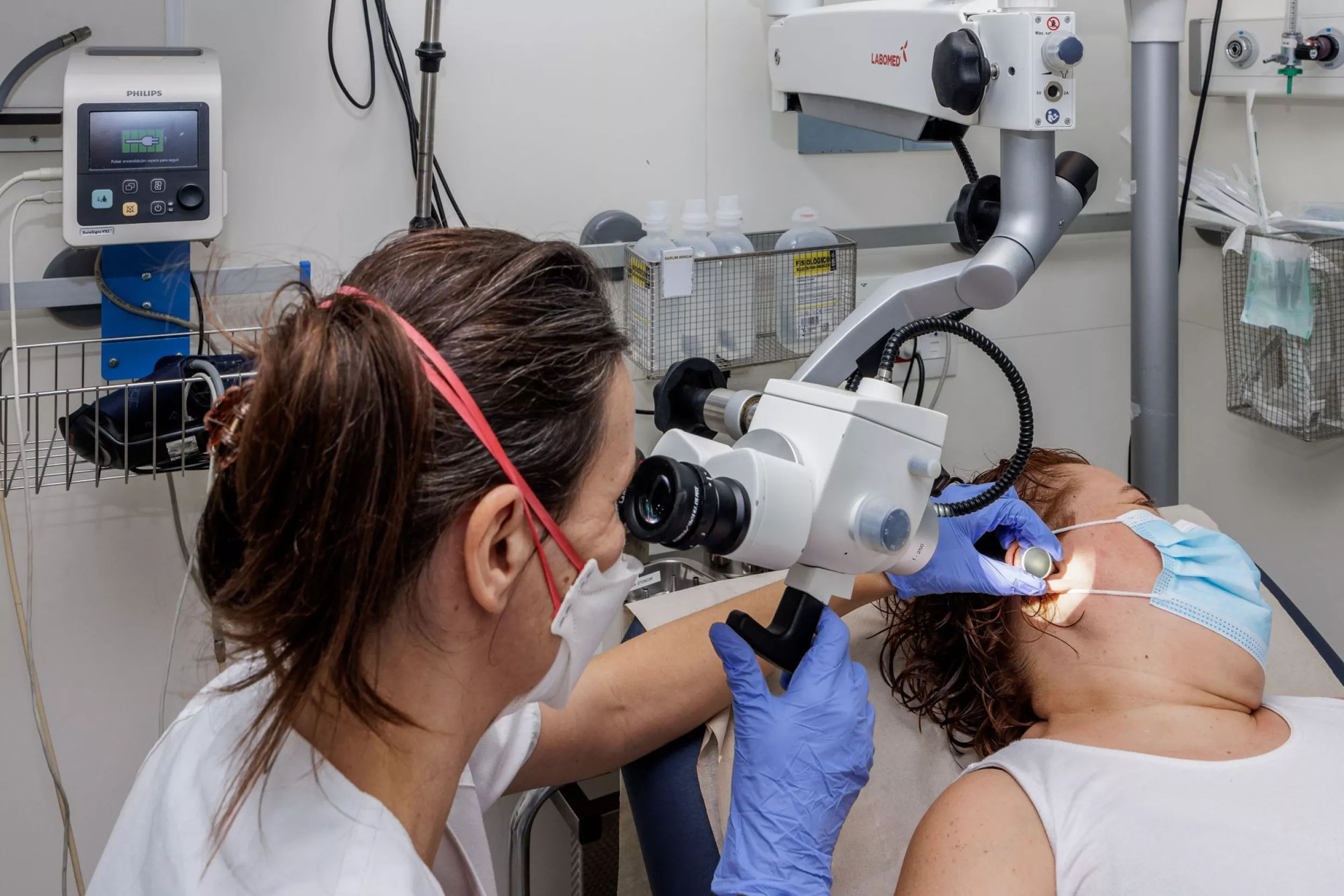 Metge d'otorinolaringologia tractant una pacient