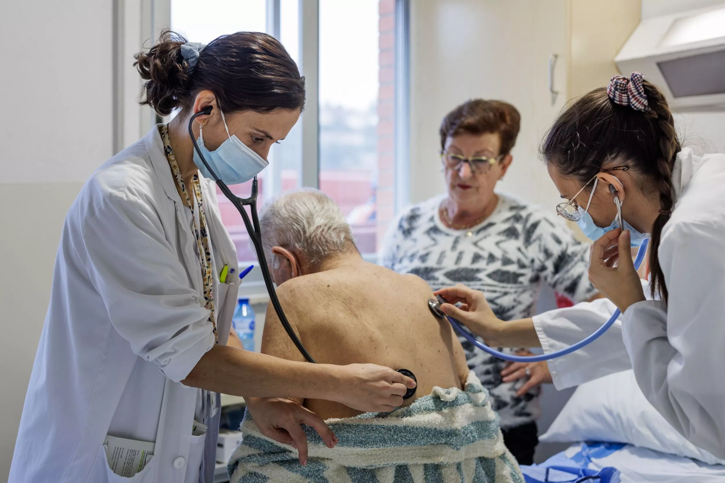 Metges de pneumologia explorant un pacient d'edat avançada