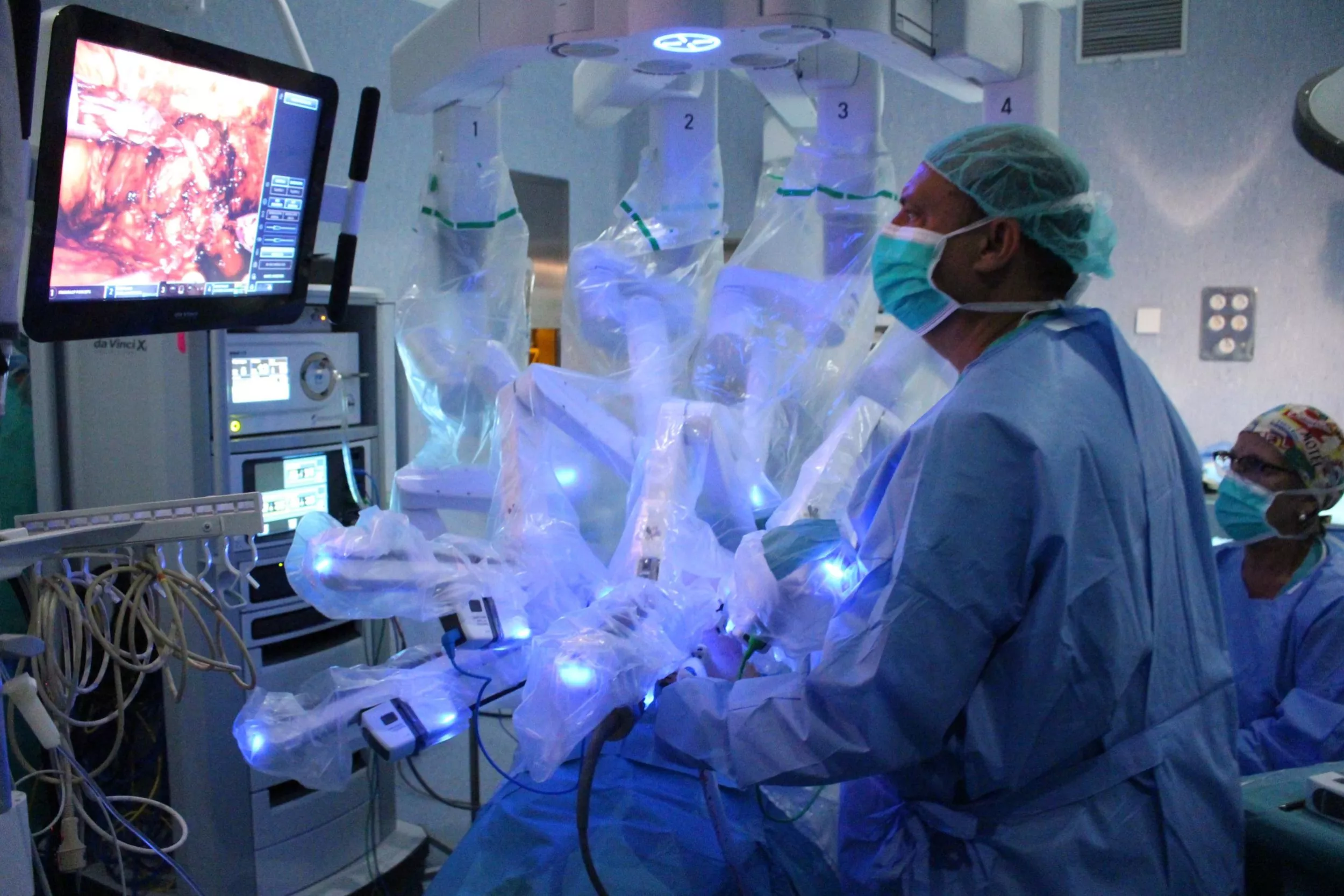 Metge d'urologia operant un pacient