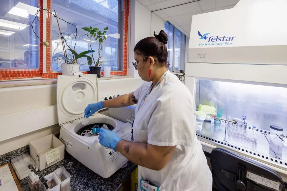 Enfermera manipulando una máquina