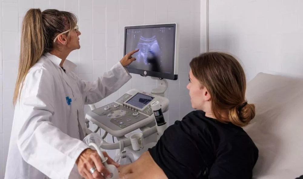 Médico haciendo una ecografía a una paciente embarazada