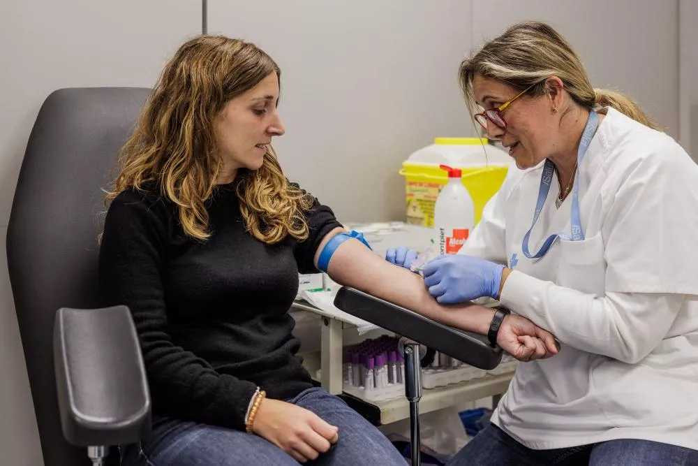 Enfermera sacando sangre a una paciente