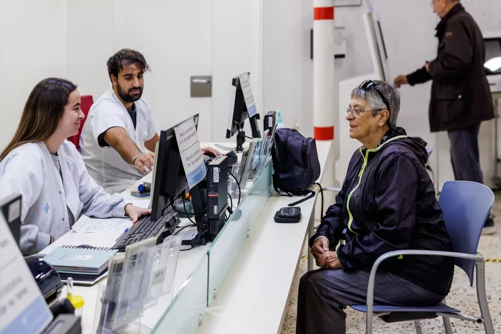Paciente hablando con trabajadores de administración del CAP