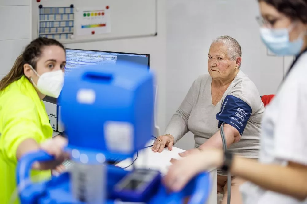 Personal de urgencias atendiendo a una señora