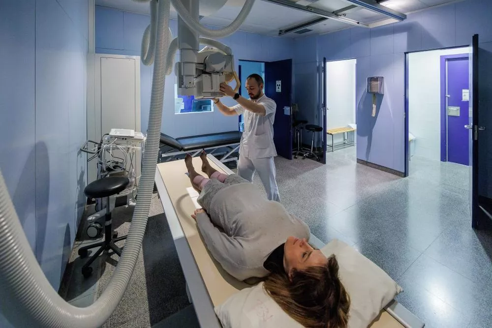 Paciente tumbada en una camilla para hacerle una radiografía