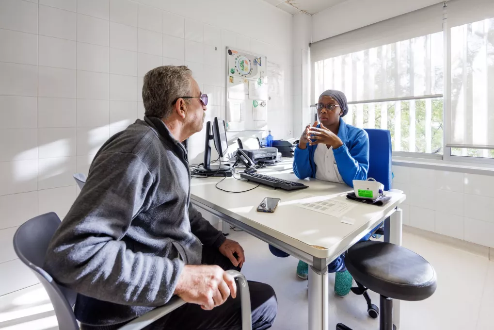 Paciente hablando con su doctora