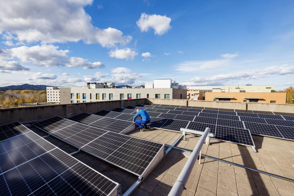 Placas solares encima del edificio del hospital