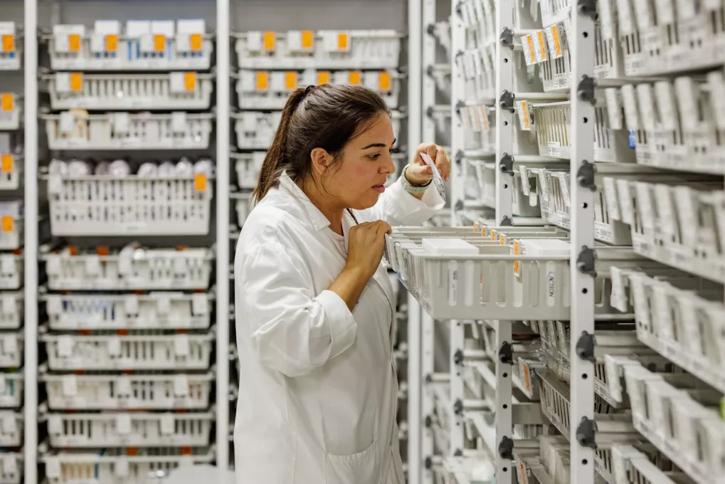 Trabajadora del hospital organizando medicamentos