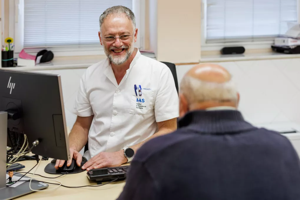 Médico hablando con un paciente
