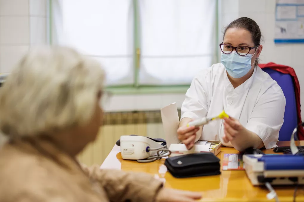 Médico enseñándole un tratamiento a una paciente