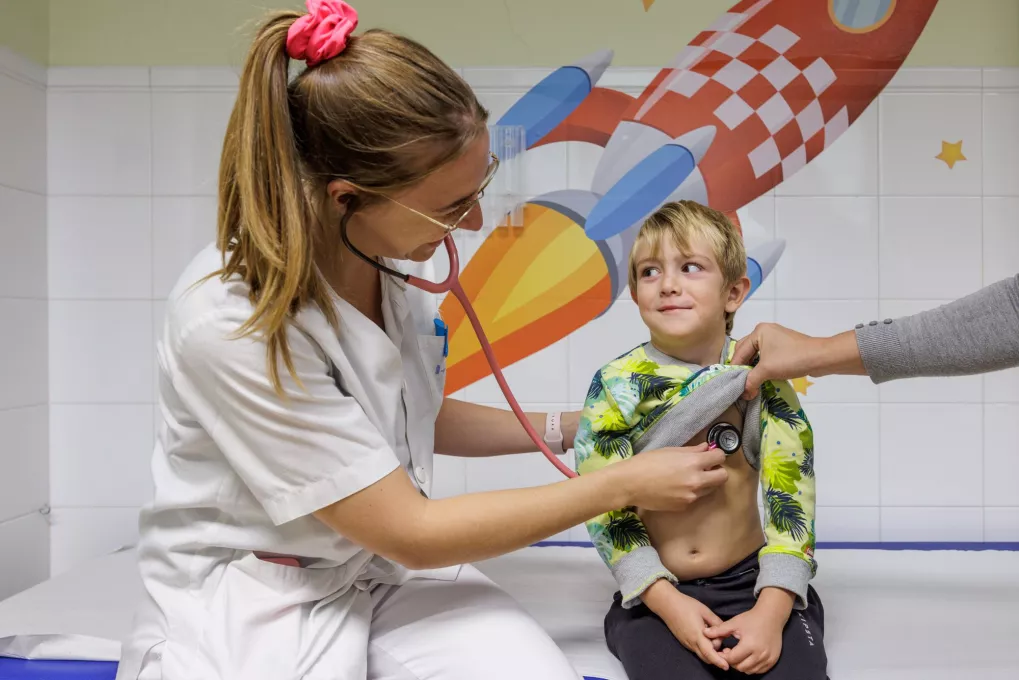 Médico auscultando a un niño