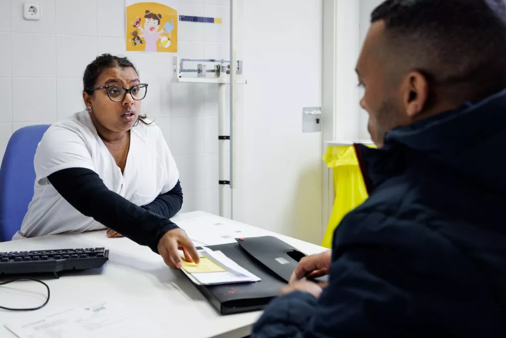 Trabajadora del hospital hablando con un paciente