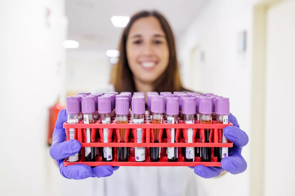 Enfermera enseñando muestras de sangre