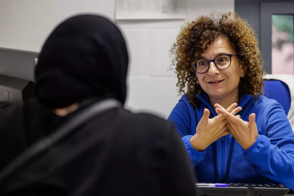 Médica hablando con una paciente