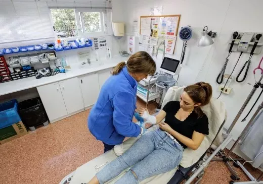 Una infermera atenent a una pacient a Urgències d'Atenció Primària.