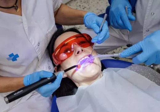 Una dentista haciendo un tratamiento de fluor.