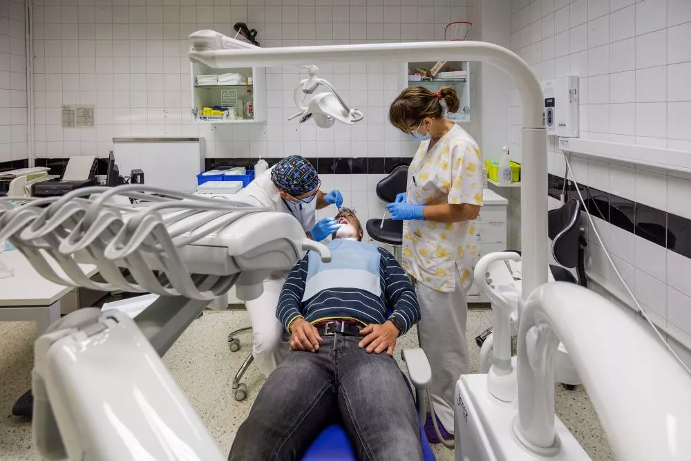 Metge d'odontologia tractant un pacient