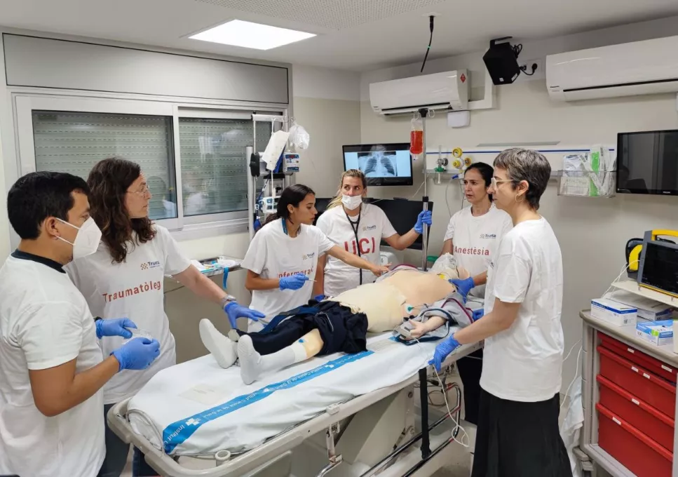 Professionals realitzen una activitat formativa al box de crítics del Centre de Simulació del Trueta