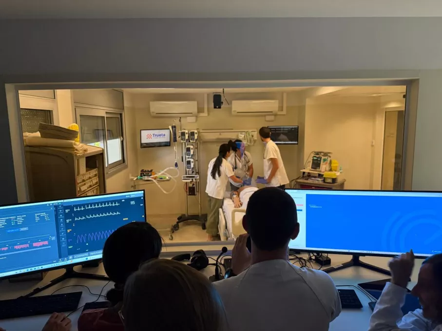 Formadors visualitzen una activitat en la sala tècnica annexa al box de crítics del Centre de Simulació Clínica de l'Hospital Trueta