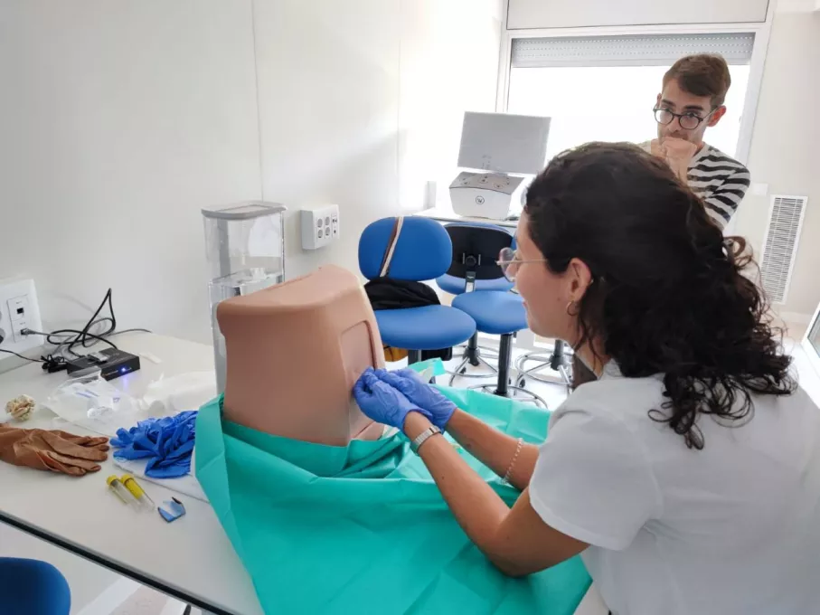 Una professional realitza una punció lumbar a la sala d'activitats tècniques del Centre de Simulació Clínica del Trueta 