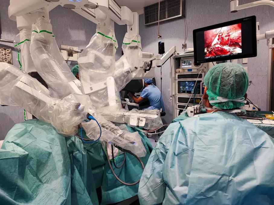 Intervenció del Servei de Cirurgia Pediàtrica del Trueta utilitzant un robot quirúrgic.