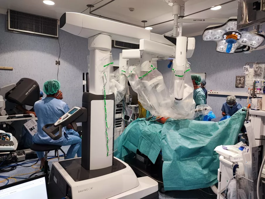 Intervenció del Servei de Cirurgia Pediàtrica del Trueta utilitzant un robot quirúrgic.