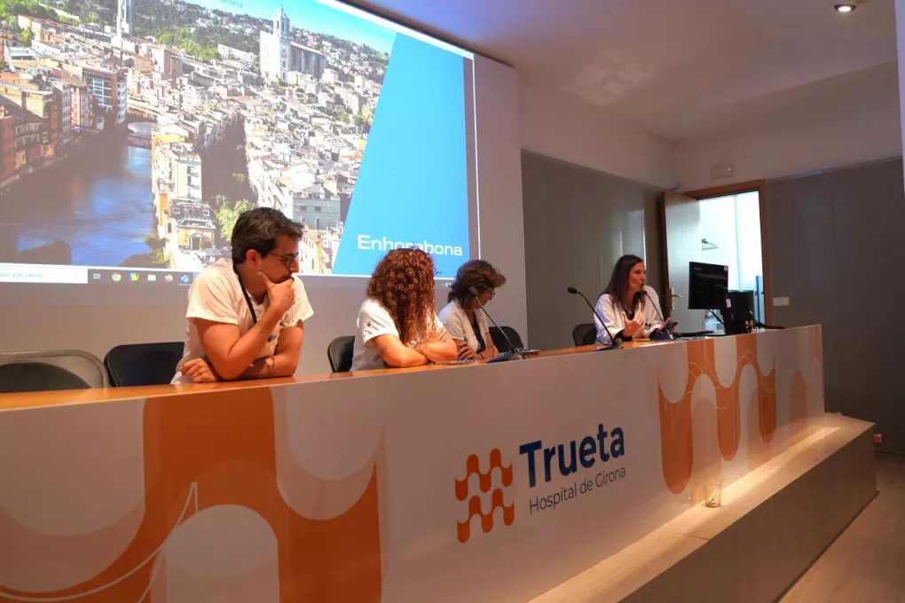 Yolanda Silva, cap d'estudis del Trueta, intervé a l'acte de comiat dels residents de cinquè any