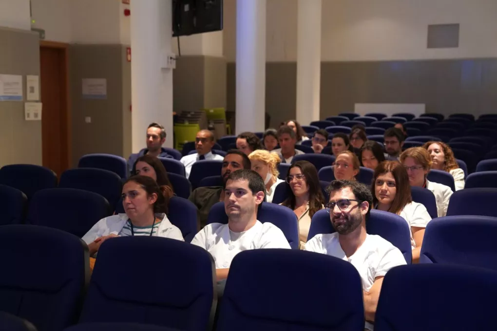 Residents de cinquè any s'asseuen a la sala d'actes del Trueta durant l'acte de comiat de la residència
