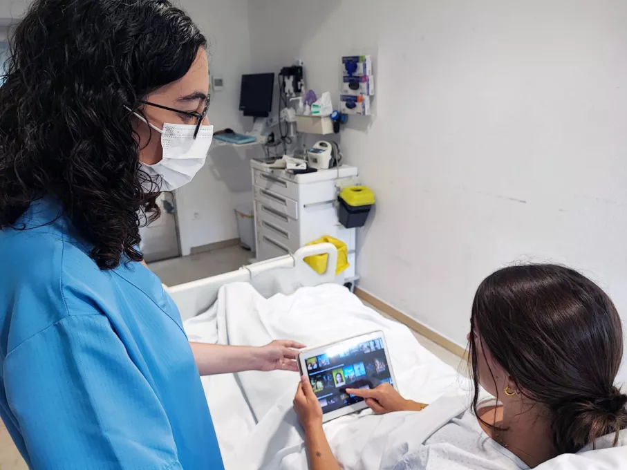 Laura Cano, una de les impulsores principals de l'estudi, sosté la tauleta acompanyada per companyes de l'Àrea Postoperatòria del Trueta que han col·laborat en el seu desenvolupament. 