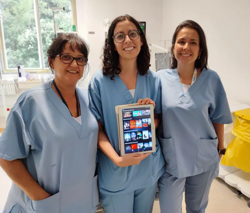 Laura Cano, una de les impulsores principals de l'estudi, sosté la tauleta acompanyada per companyes de l'Àrea Postoperatòria del Trueta que han col·laborat en el seu desenvolupament. 