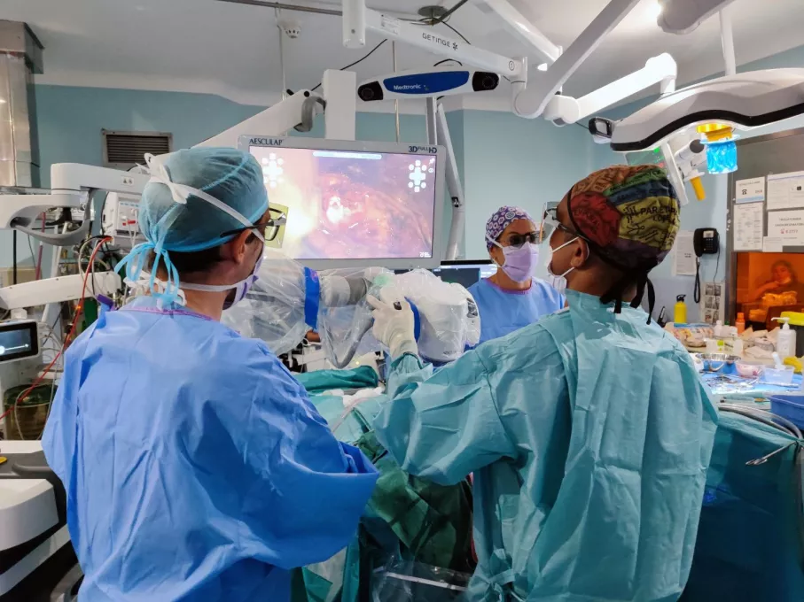 Cirurgians del Servei de Neurocirurgia del Trueta realitzen una operació assistida per imatges obtingudes per l'exoscopi.