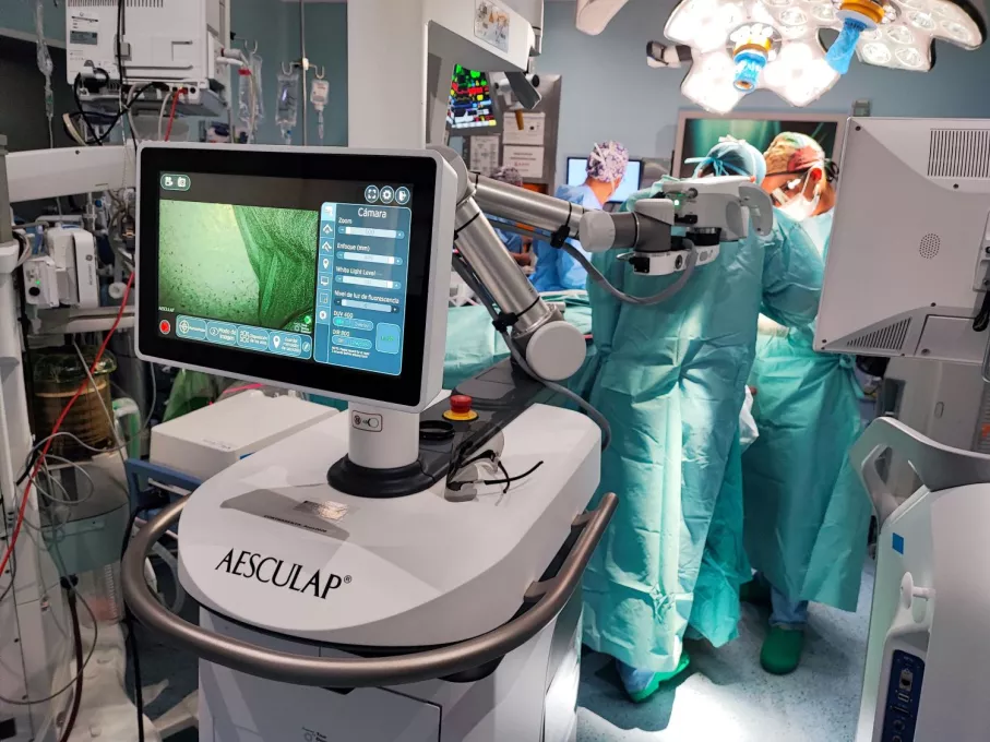 Cirurgians del Servei de Neurocirurgia del Trueta realitzen una operació assistida per imatges obtingudes per l'exoscopi.