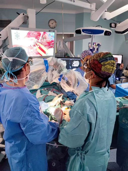 Cirurgians del Servei de Neurocirurgia del Trueta realitzen una operació assistida per imatges obtingudes per l'exoscopi.