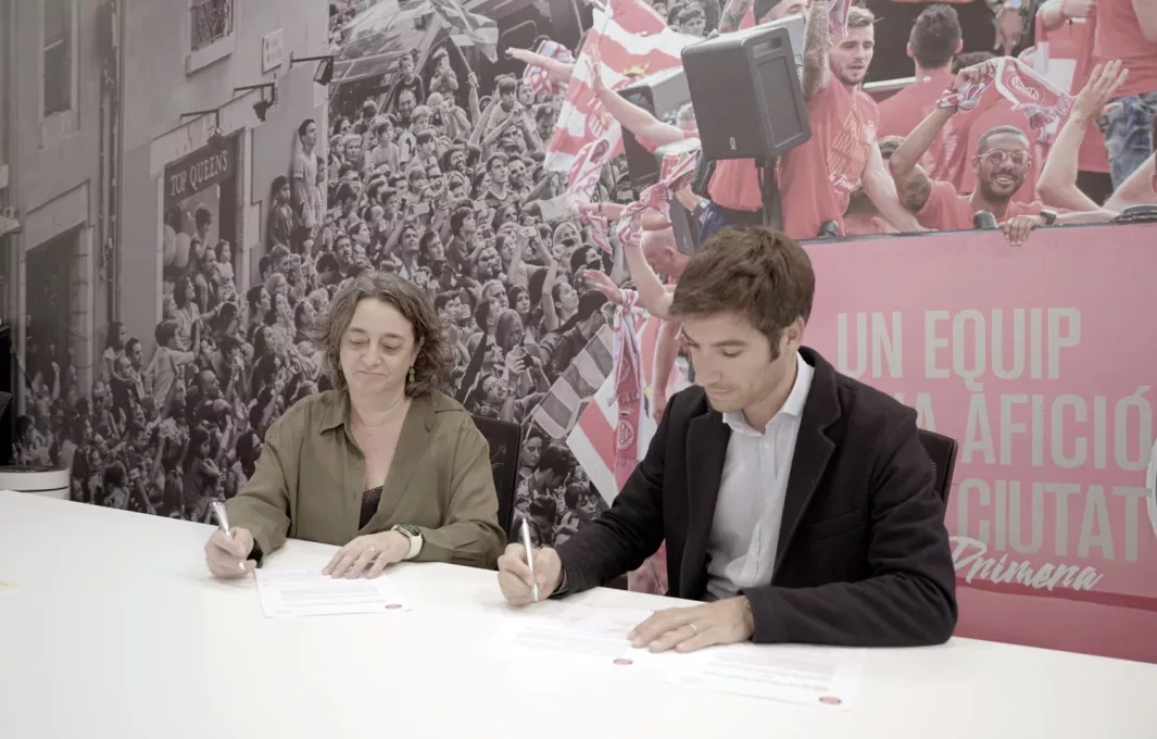 Àngels Morales, gerenta del Trueta i Ignasi Mas-Bagà, president de la Fundació Girona FC 1930 durant la signatura del conveni de col·laboració.