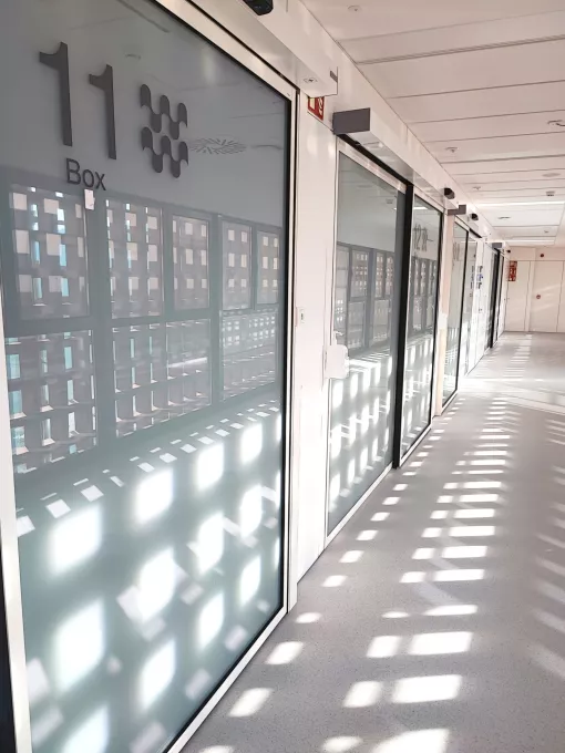 Passadís de boxos de la nova àrea de reanimació postquirúrgica del Trueta