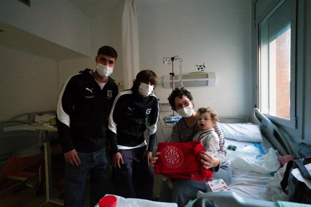 Jugadors i jugadores del Girona FC en la visita als infants ingressats a l'àrea de pediatria en el marc de les dates de Nadal