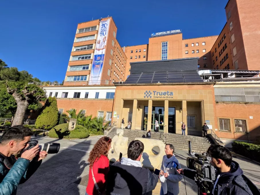 Instal·lació de la lona commemorativa del 70è aniversari de l'Hospital Trueta.