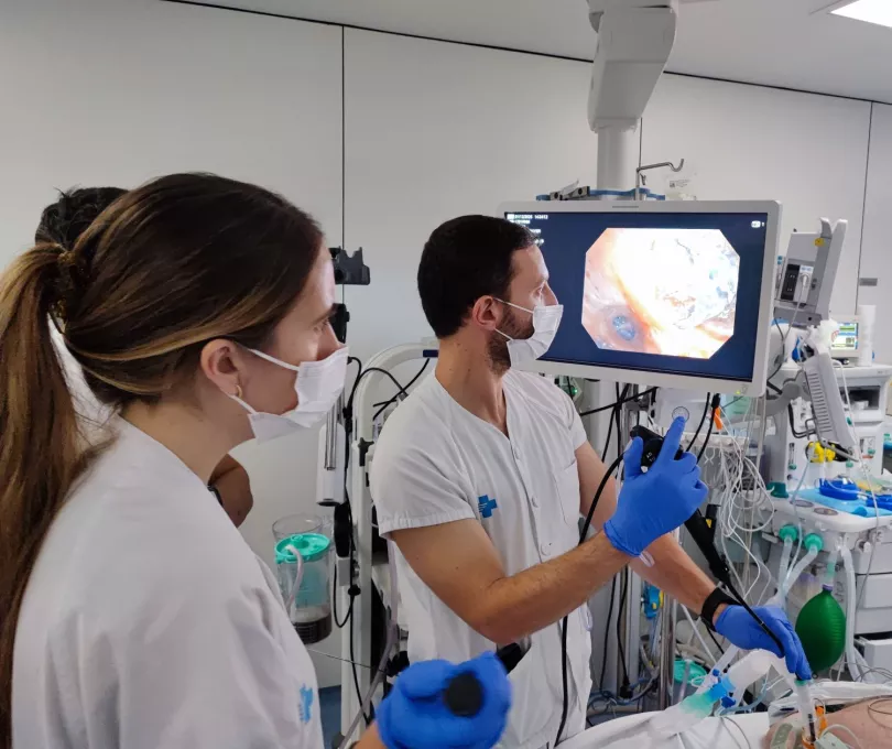 Intervenció per a col·locar les vàlvules endobronquials per part de professionals de la Unitat de Broncoscòpies del Trueta.
