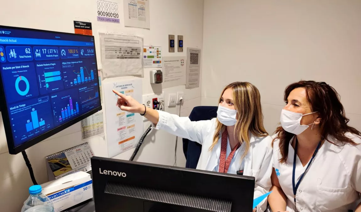 Professionals del Servei d'Urgències de l'Hospital Trueta observen les dades del nou panell de control central.
