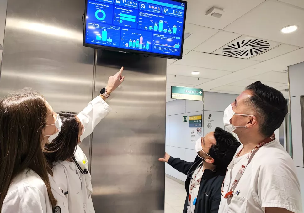 Professionals del Servei d'Urgències de l'Hospital Trueta observen les dades del nou panell de control central.