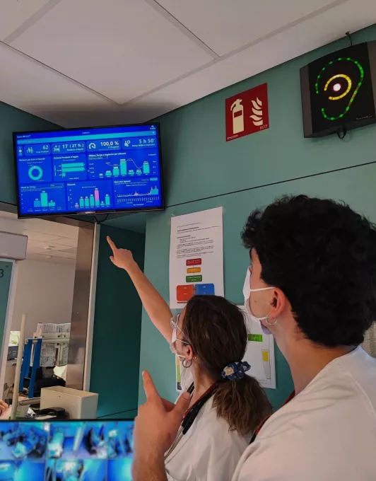 Professionals del Servei d'Urgències de l'Hospital Trueta observen les dades del nou panell de control central.
