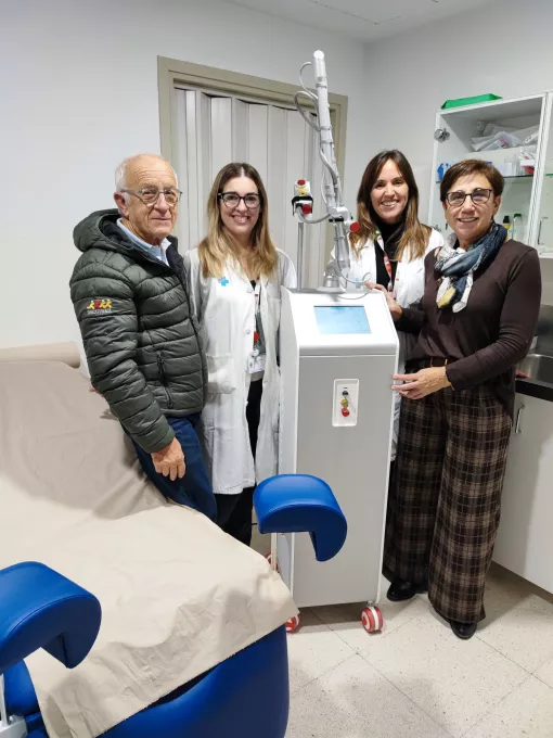 Representants de la  nova consulta de salut vaginal acompanyats dels responsables de la Fundació Oncolliga i de l'Oncotraill