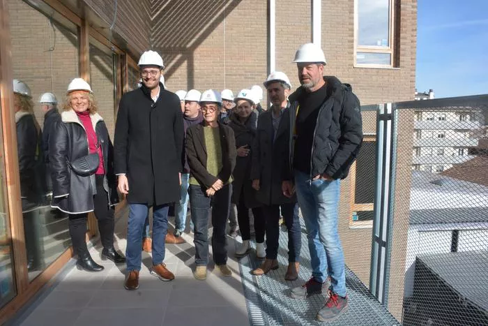 La consellera de Salut de la Generalitat Olga Pané observa els treballs del nou CAP d'Olot