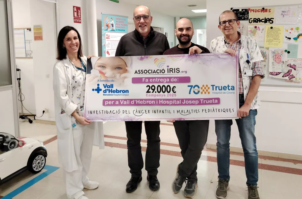 Representants de l'Associació Iris i del Servei de Pediatria del Trueta amb el xec solidari de la recaptació de 2025