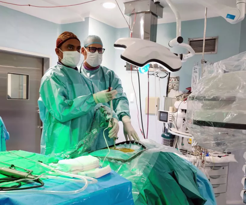 Intervenció de columna per via endoscòpica a càrrec del Servei de Neurocirurgia de l'Hospital Trueta.