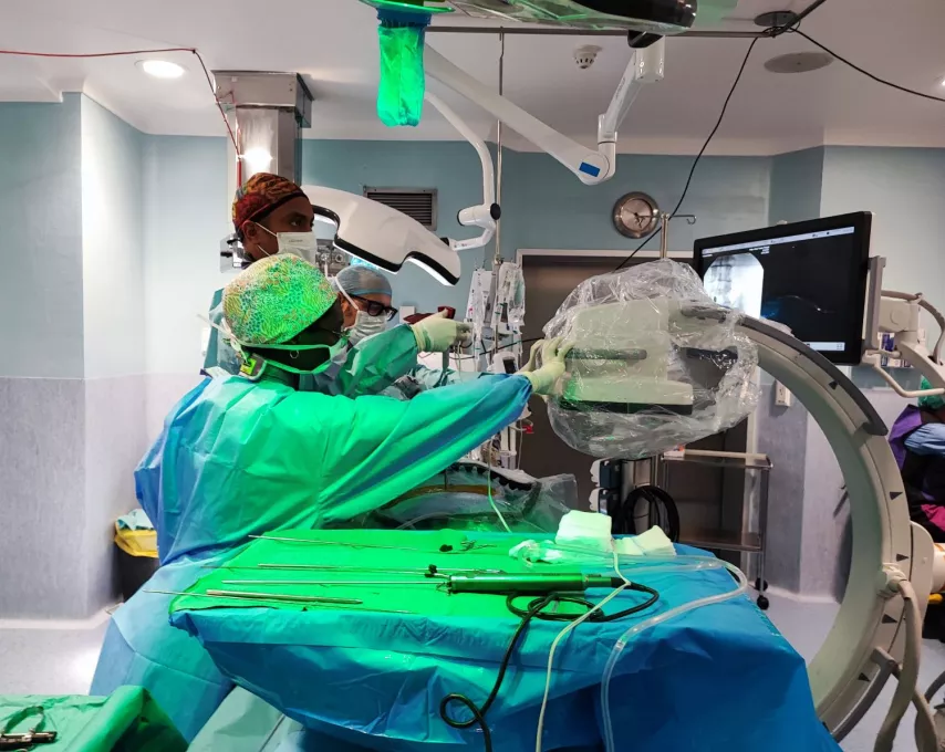 Intervenció de columna per via endoscòpica a càrrec del Servei de Neurocirurgia de l'Hospital Trueta.