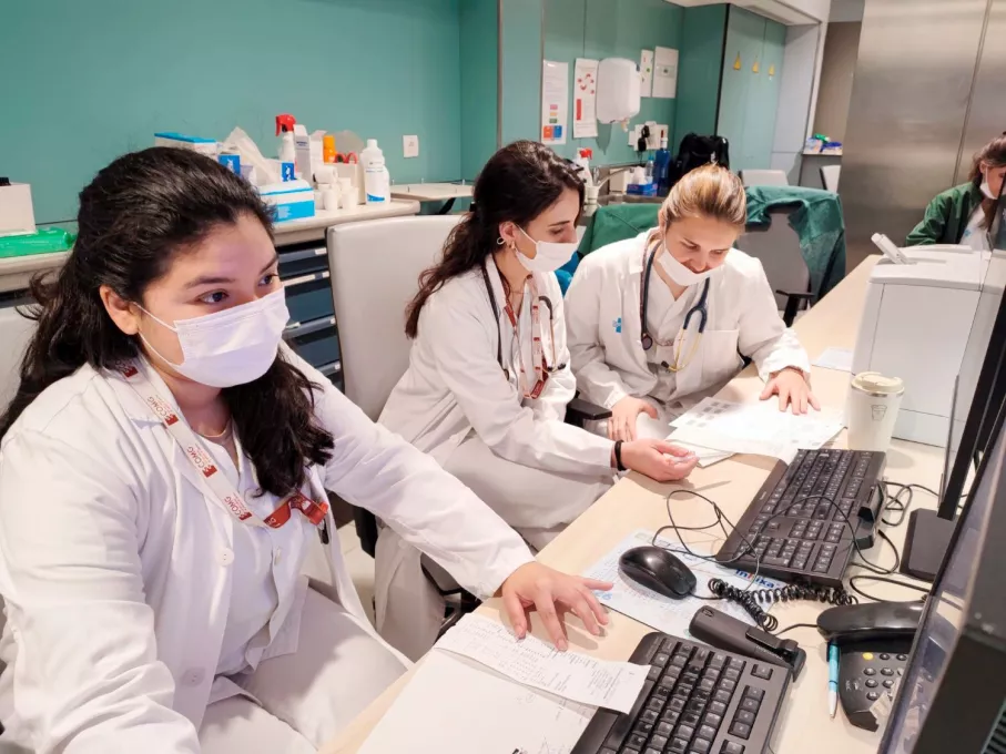 Mediques residents del Servei d'Urgències del Trueta conversen a la zona de control.