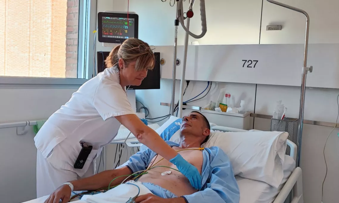 Una professional del Servei de Neurologia de l'Hospital Trueta atén un pacient en en una imatge d'arxiu.