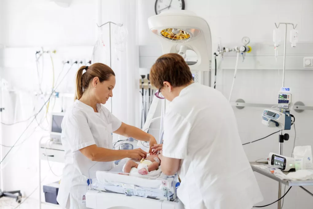 Professionals del Servei de Pediatria de l'Hospital de Santa Caterina atenen un nounat.